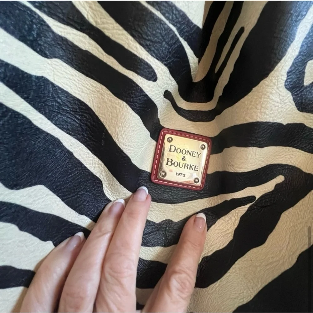 Vintage Dooney & Bourke Black and Cream Shoulder Bag with Zebra Print - Picture 7 of 14